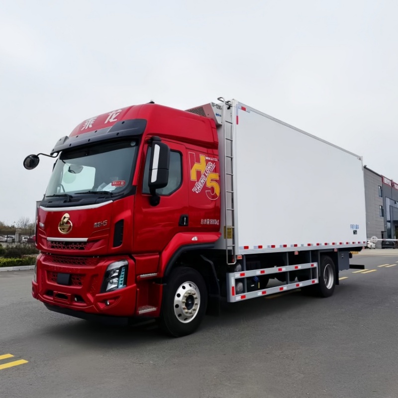6.8-meter refrigerated truck - Liuqi Chenglong H5 frozen goods transport truck