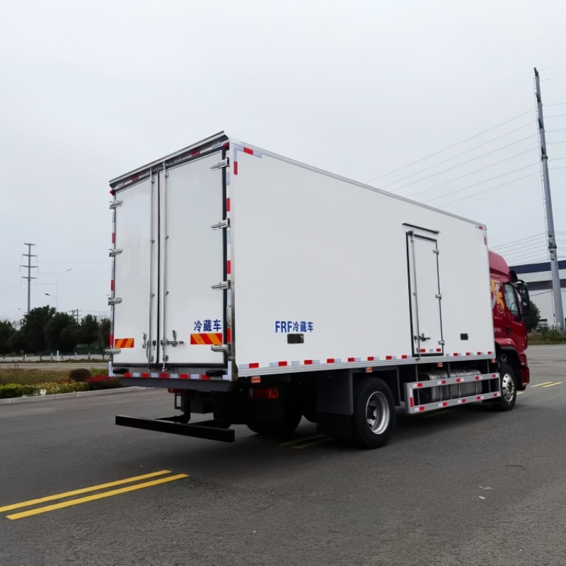 6.8-meter refrigerated truck - Liuqi Chenglong H5 frozen goods transport truck