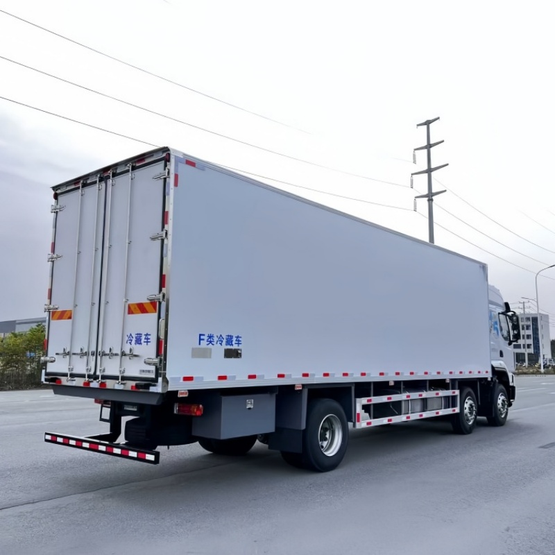 New Liuqi Motor manual diesel 6x2 refrigerated truck with a 9.4-meter refrigerated box, used for transporting ice cream and pharmaceuticals