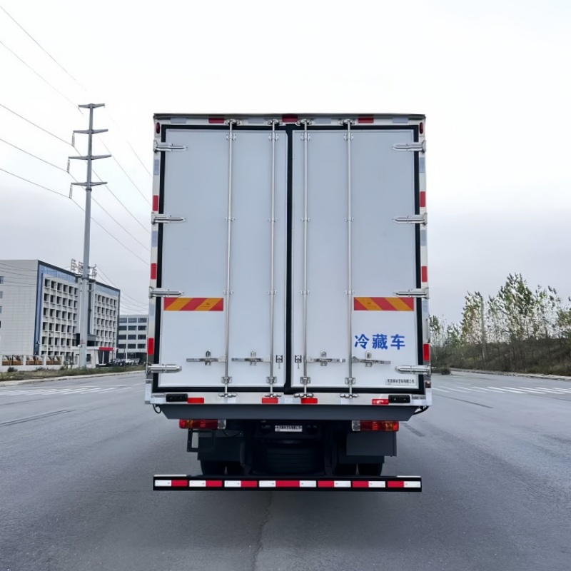 New Liuqi Motor manual diesel 6x2 refrigerated truck with a 9.4-meter refrigerated box, used for transporting ice cream and pharmaceuticals