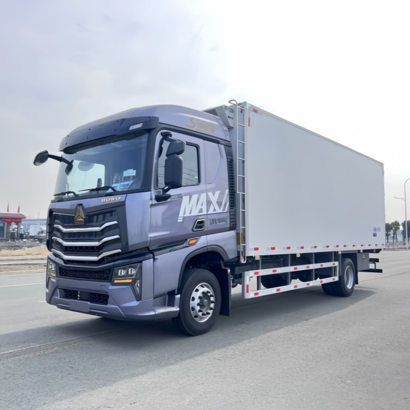 4X2 heavy-duty Sinotruk MAX new manual diesel truck for long-distance fruit and vegetable cold chain transportation