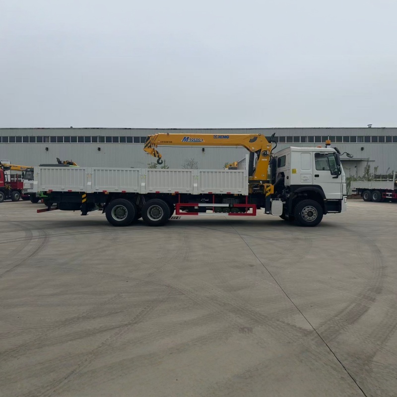Sinotruk chassis equipped with XCMG crane, multi-functional truck-mounted crane and transport truck