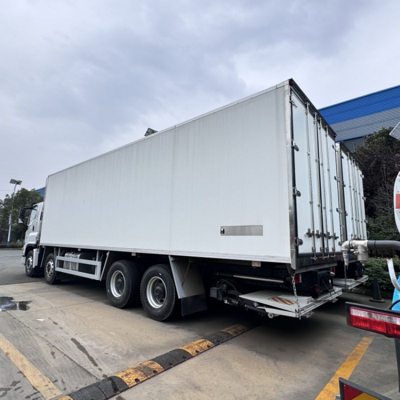 Рефрижераторный грузовик Isuzu 8x4 с дизельным двигателем