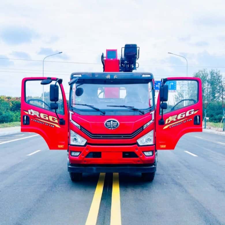 FAW chassis equipped with XCMG crane, multi-functional truck-mounted crane and transport truck