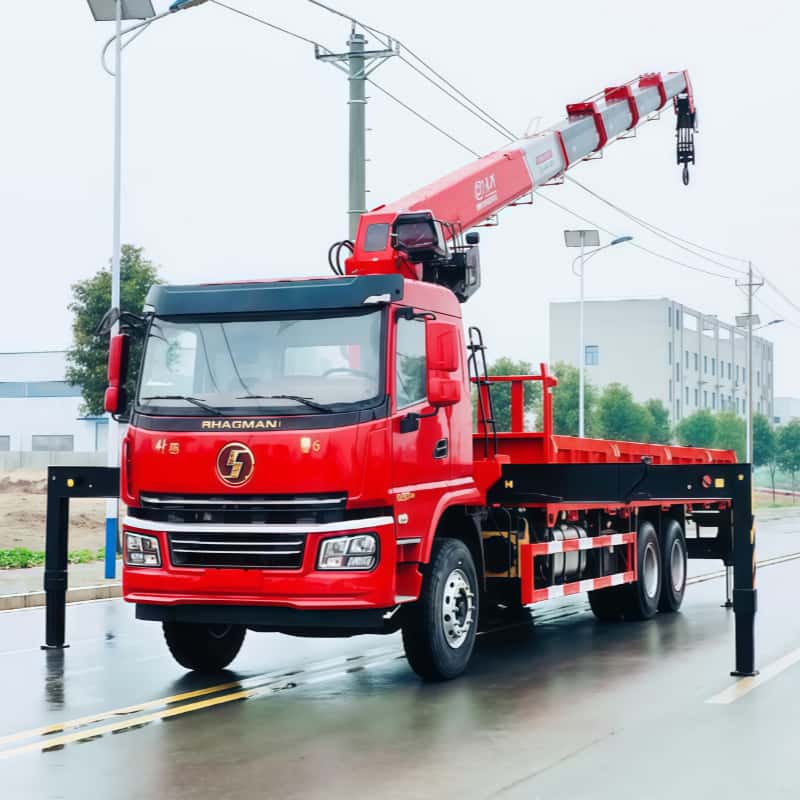 Shacman XCMG 12-ton Multi-functional truck-mounted crane and transport truck