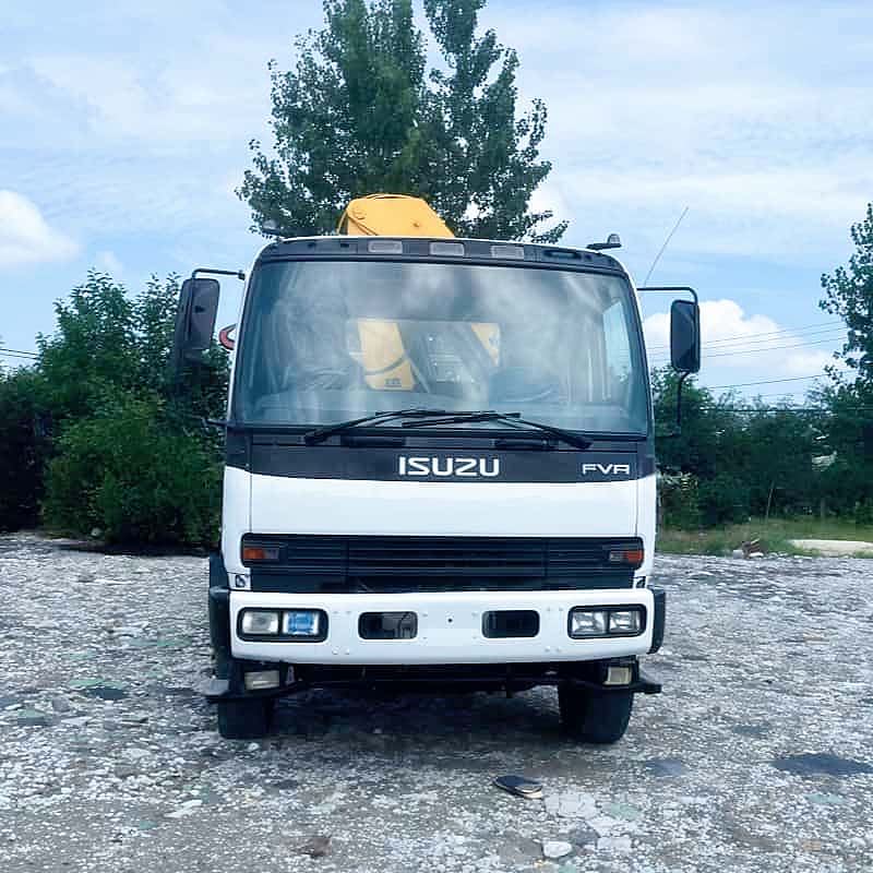 Грузовой автокран Isuzu средней грузоподъемности с 8-тонным краном XCMG с жесткой стрелой.