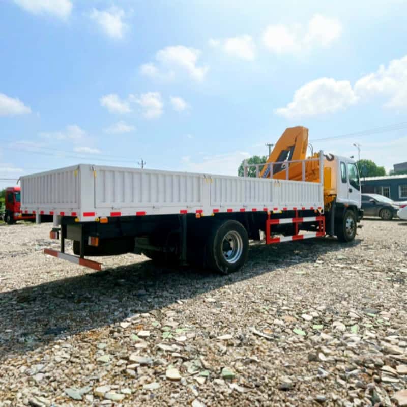Грузовой автокран Isuzu средней грузоподъемности с 8-тонным краном XCMG с жесткой стрелой.