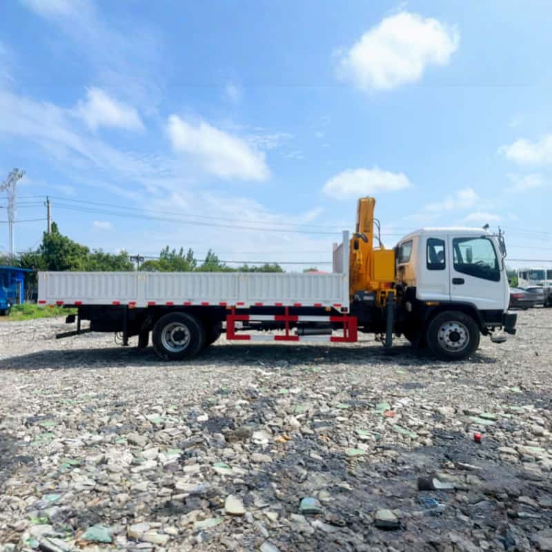 Грузовой автокран Isuzu средней грузоподъемности с 8-тонным краном XCMG с жесткой стрелой.