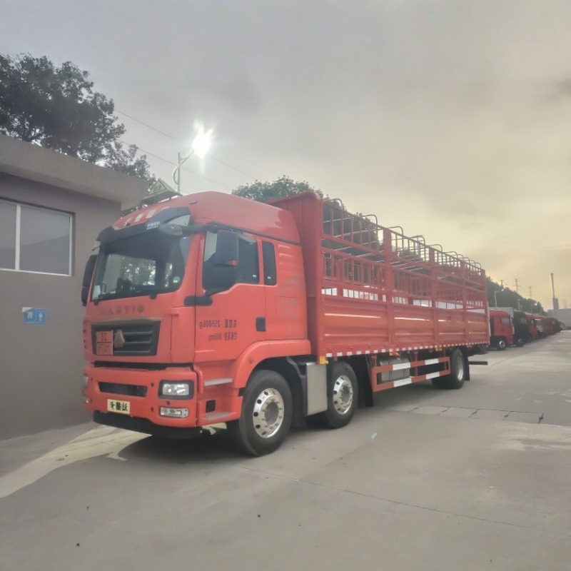 6x2 Sinotruk Sitrak 9.6-meter stake truck