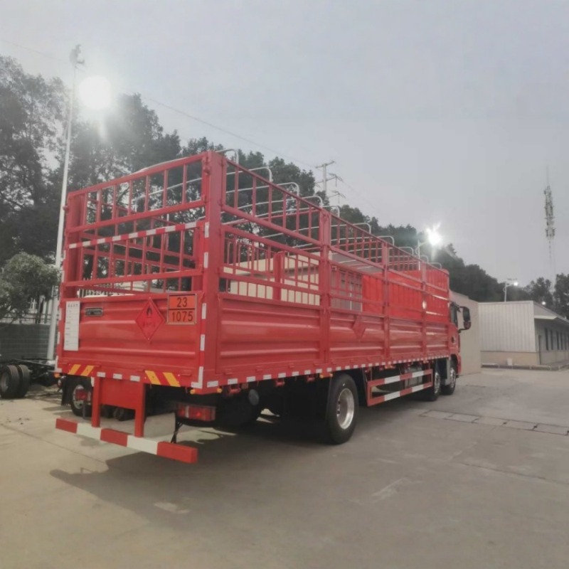 6x2 Sinotruk Sitrak 9.6-meter stake truck