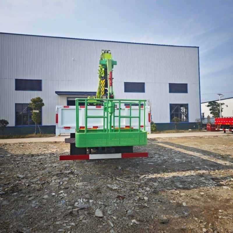 Автокран Dongfeng грузоподъемностью 10 тонн, пятисекционный.