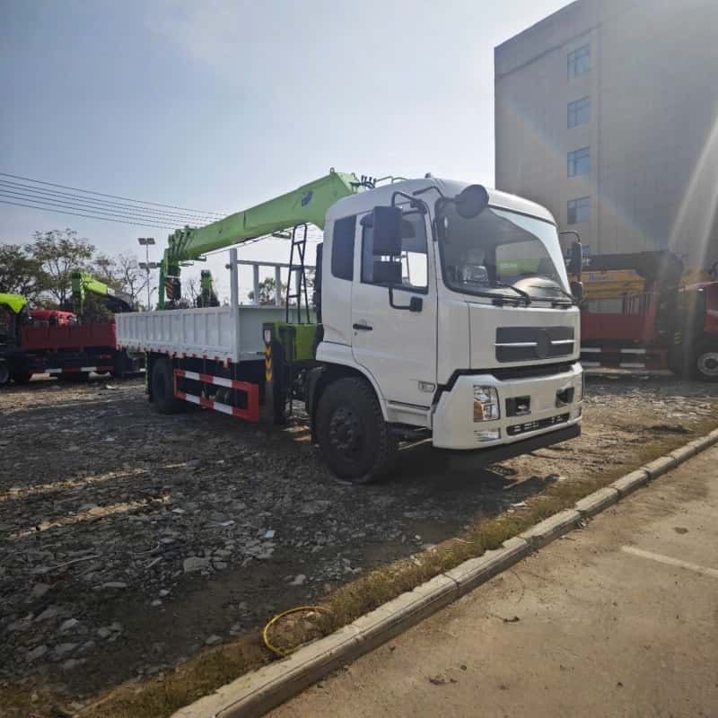 Автокран Dongfeng грузоподъемностью 10 тонн, пятисекционный.