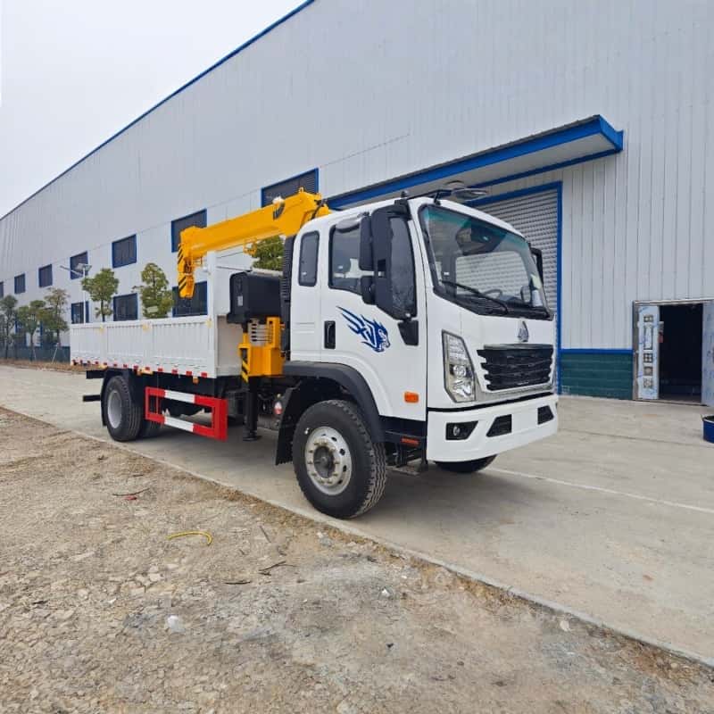 Телескопический автокран SINOTRUK XCMG грузоподъемностью 5 тонн.
