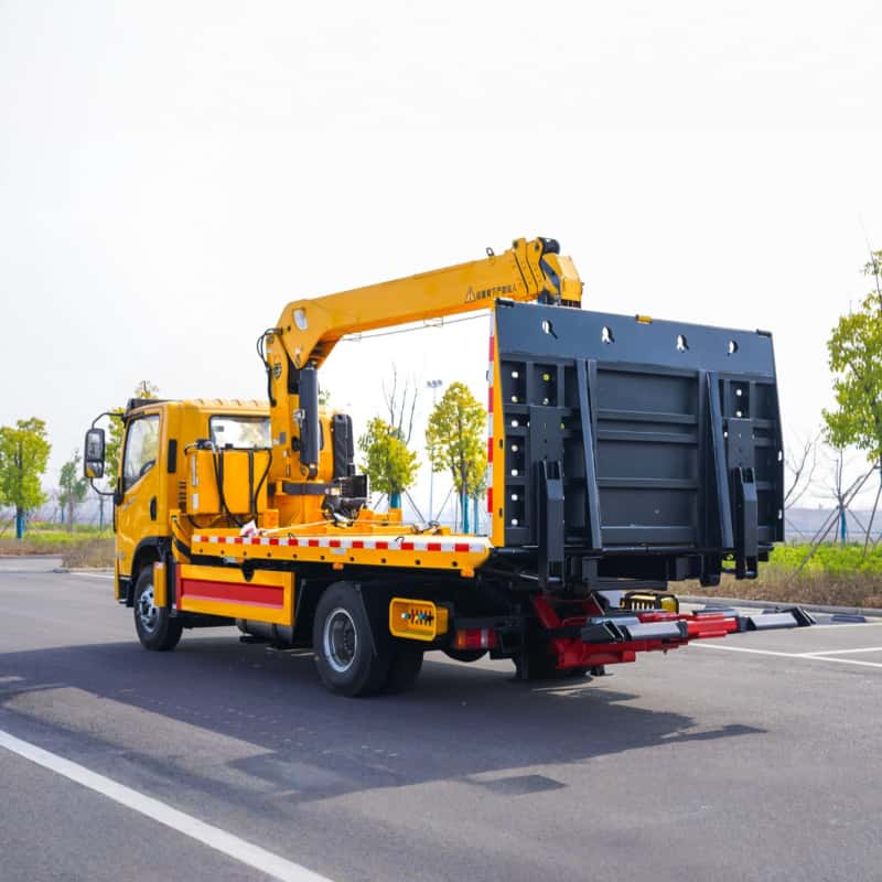 SAIC 6.3-ton truck-mounted crane with wrecker body, 5-ton XCMG crane