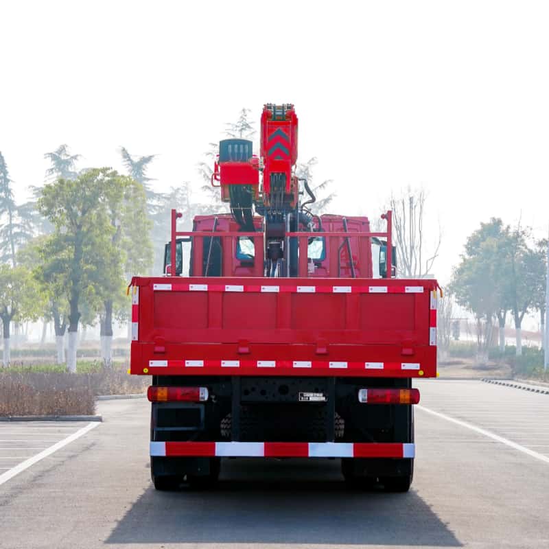 Sinotruk Howo truck-mounted crane, 14 tons, 5-section straight boom, engineering hoisting transport vehicle