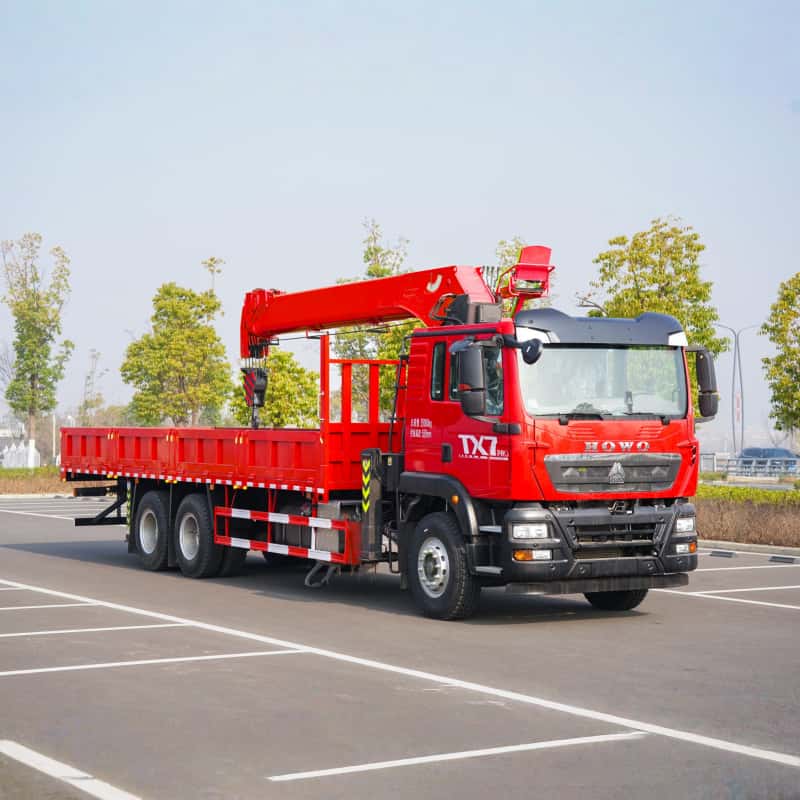 Sinotruk Howo truck-mounted crane, 14 tons, 5-section straight boom, engineering hoisting transport vehicle