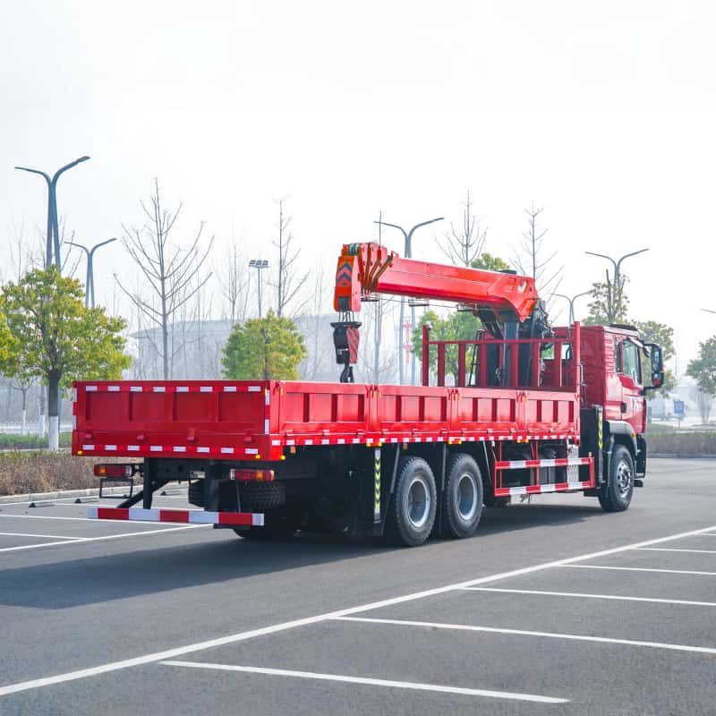 Sinotruk Howo truck-mounted crane, 14 tons, 5-section straight boom, engineering hoisting transport vehicle