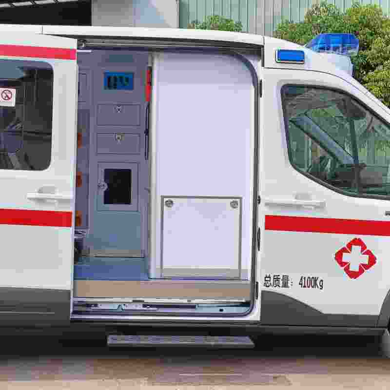 Автомобиль скорой помощи Ford Transit, стационарный автомобиль скорой помощи с базовым оборудованием для обеспечения бытовых нужд.