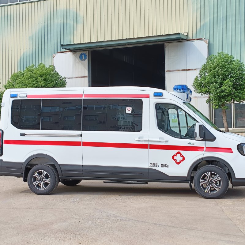 Автомобиль скорой помощи Ford Transit, стационарный автомобиль скорой помощи с базовым оборудованием для обеспечения бытовых нужд.