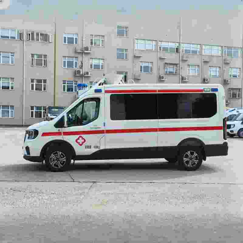 Автомобиль скорой помощи Ford Transit, стационарный автомобиль скорой помощи с базовым оборудованием для обеспечения бытовых нужд.