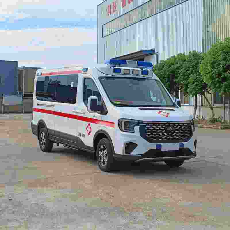 Автомобиль скорой помощи Ford Transit, стационарный автомобиль скорой помощи с базовым оборудованием для обеспечения бытовых нужд.