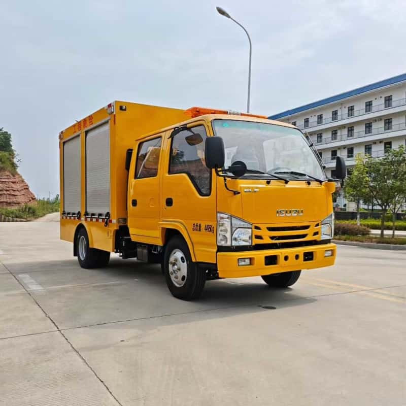 Автомобиль Isuzu Double Cab для инженерно-технического и дренажного обслуживания