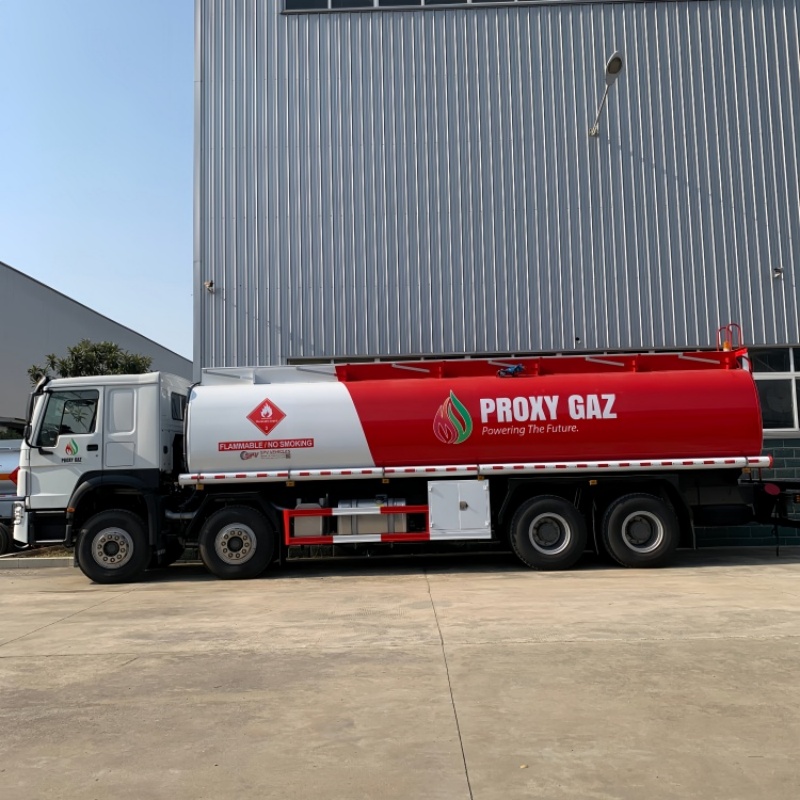 30000L  Sinotruk Howo 8×4 four-front-eight-rear Oil Tank Truck