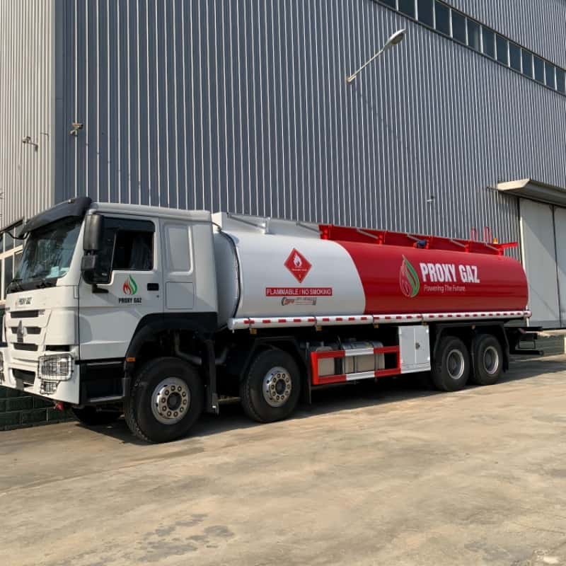 30000L  Sinotruk Howo 8×4 four-front-eight-rear Oil Tank Truck