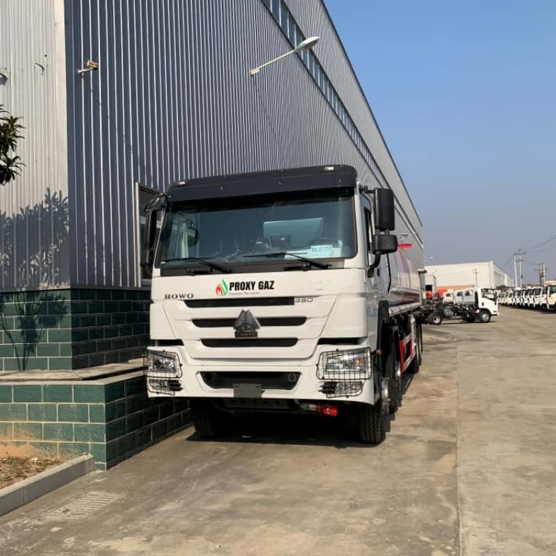 30000L  Sinotruk Howo 8×4 four-front-eight-rear Oil Tank Truck