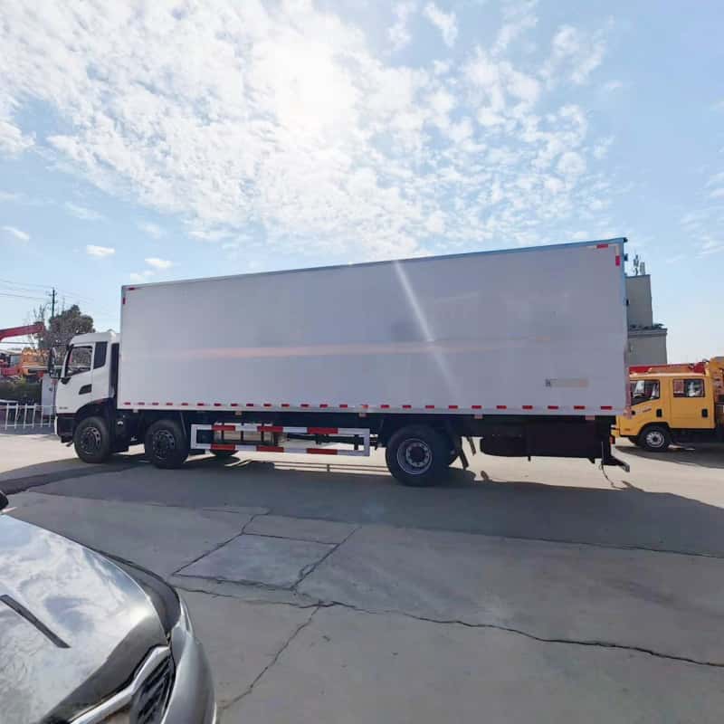 Dongfeng Tri-axle 9.6m Flammable Liquid Van Transport Vehicle