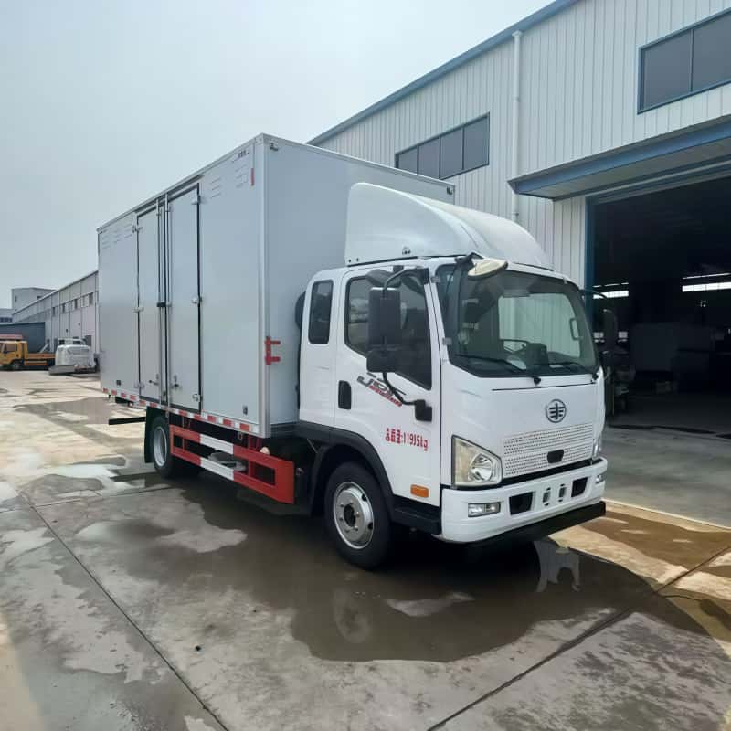 Jiefang single-row 5.6-meter box truck powered by Dachai 180 horsepower engine