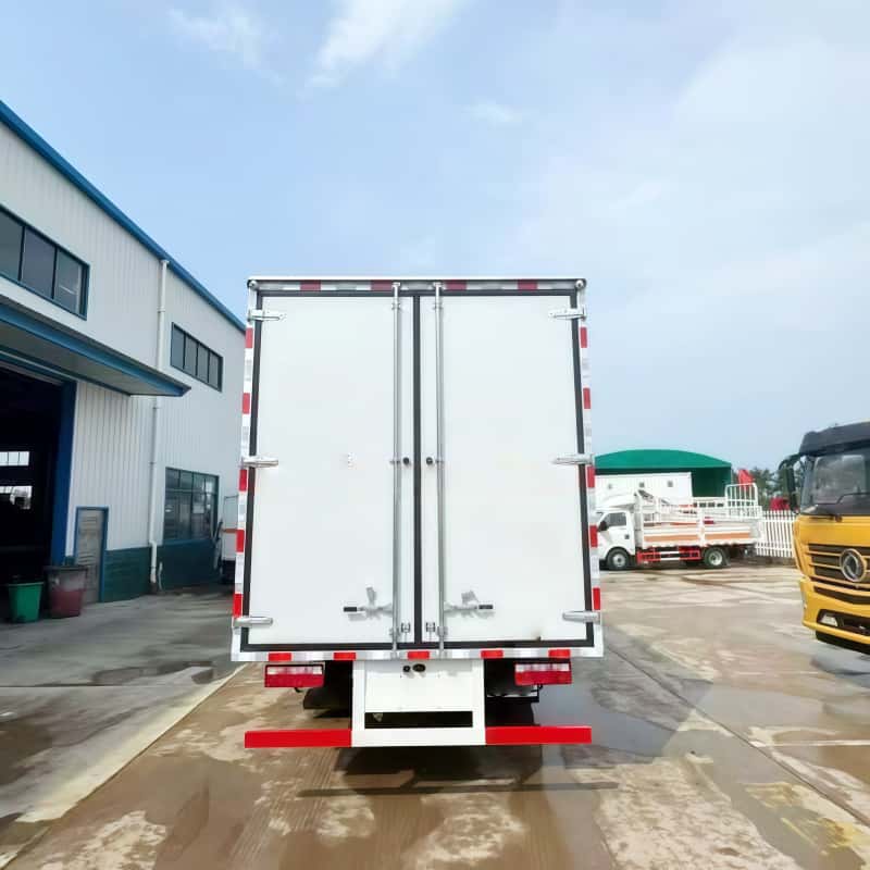 Jiefang single-row 5.6-meter box truck powered by Dachai 180 horsepower engine