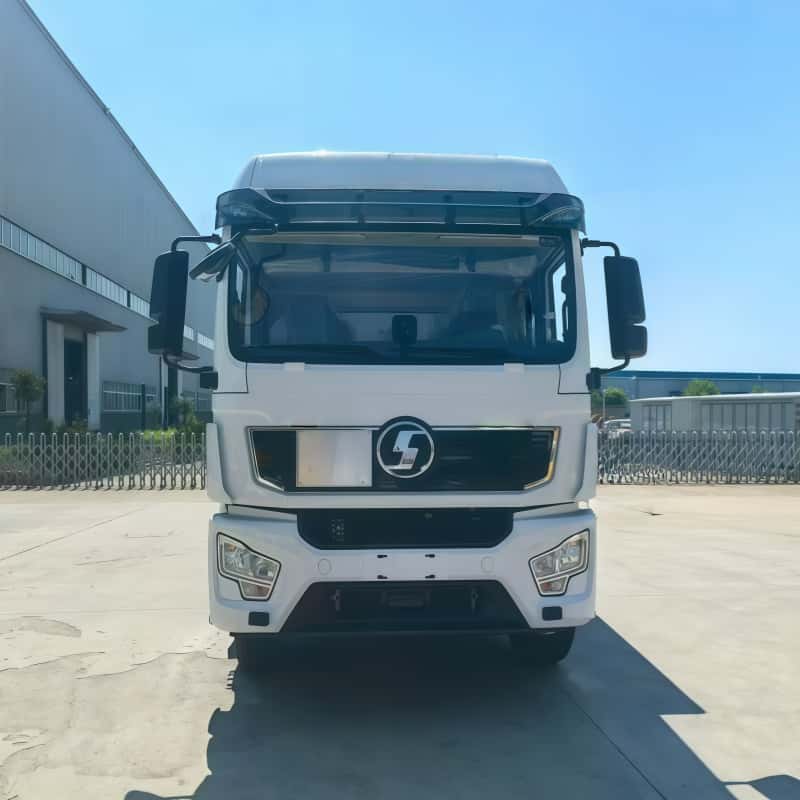 Shacman 10-ton class box truck for transporting blasting equipment