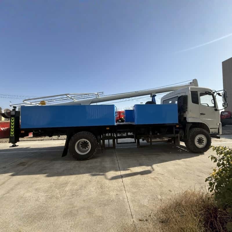 Dongfeng 4x4 8m 2 Ton Truck-Mounted Crane