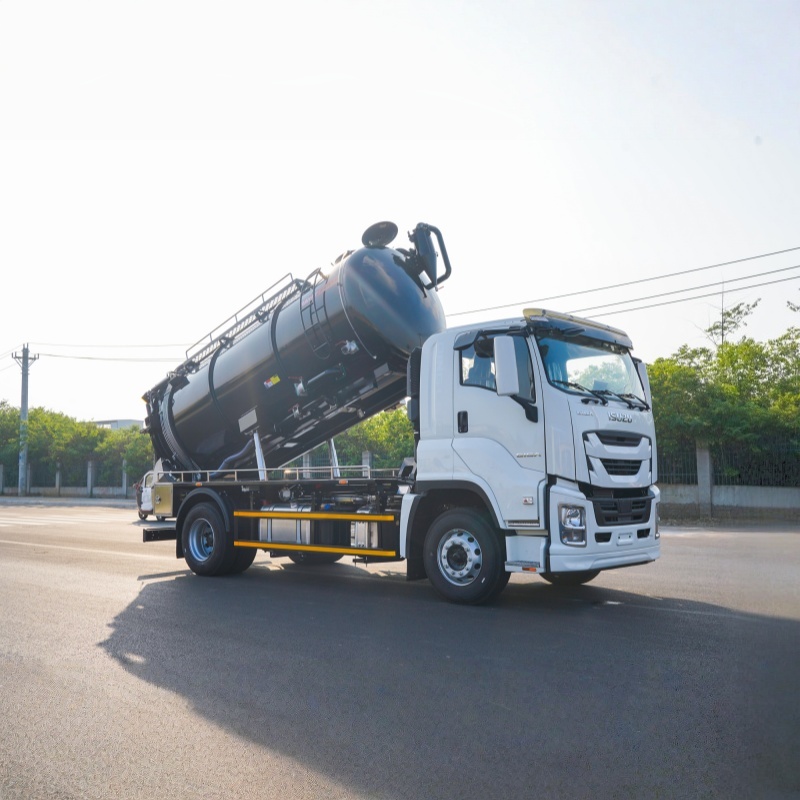 ISUZU 4x2 cleaning and sewage suction truck
