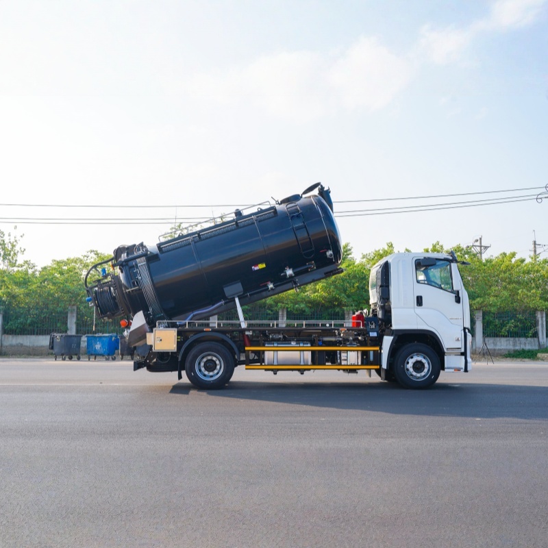 ISUZU 4x2 cleaning and sewage suction truck