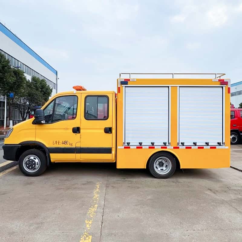 Пожарная машина Iveco, комбинированная с водонапорной цистерной и пенообразователем.