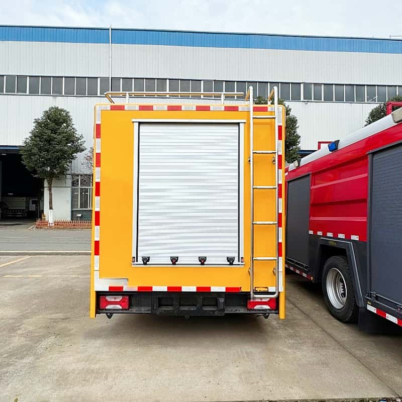 Пожарная машина Iveco, комбинированная с водонапорной цистерной и пенообразователем.