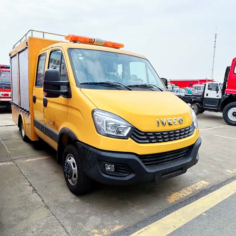 Пожарная машина Iveco, комбинированная с водонапорной цистерной и пенообразователем.