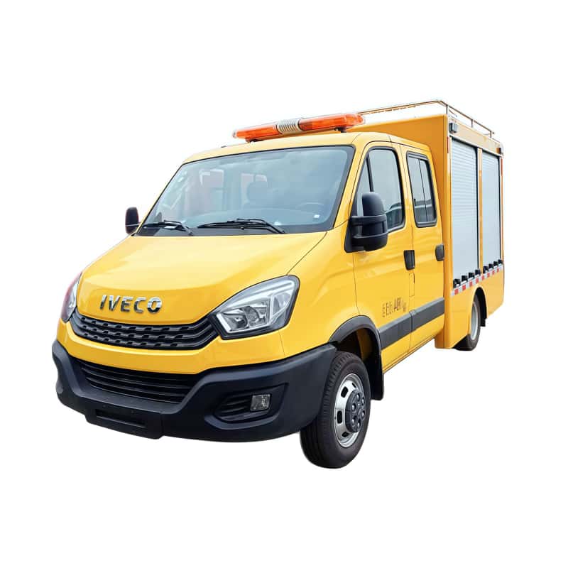 Пожарная машина Iveco, комбинированная с водонапорной цистерной и пенообразователем.