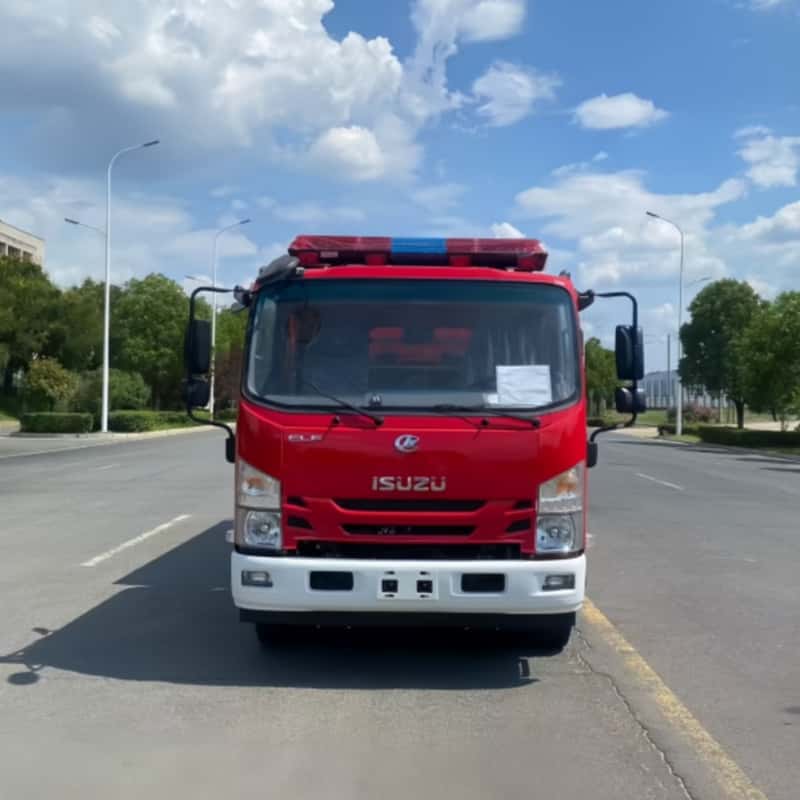 Пожарная машина Isuzu 700P с цистерной для воды