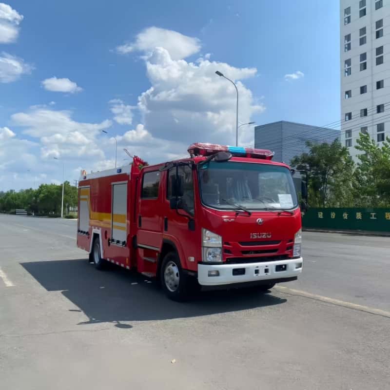 Пожарная машина Isuzu 700P с цистерной для воды
