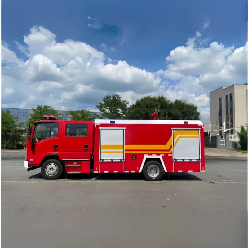 Пожарная машина Isuzu 700P с цистерной для воды