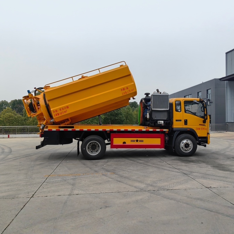 SINOTRUK HOWO 10000L Yellow Plate Cleaning and Suction Truck