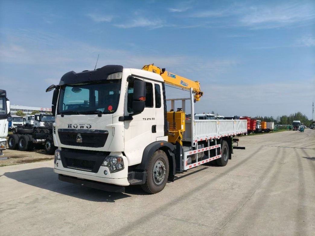 xcmg-hydraulic-crane-system howo-lorry-crane-side-view