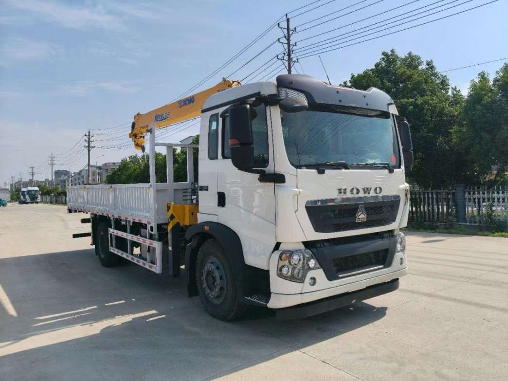 howo-construction-crane-truck heavy-duty-cargo-crane-truck