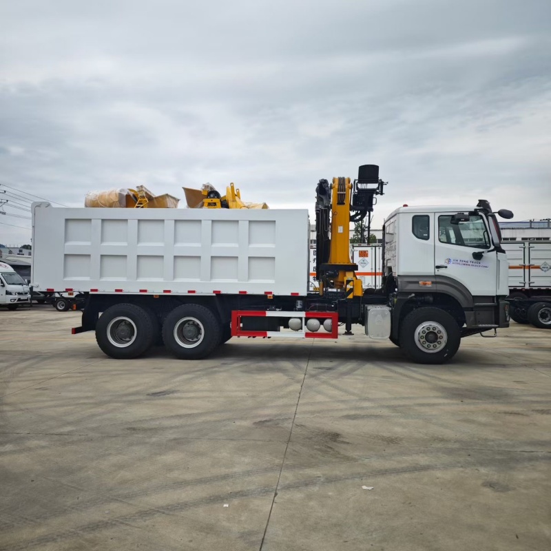 Самосвал HOWO 6x4 мощностью 400 л.с. с 10-тонным 5-секционным складным стреловым краном XCMG.