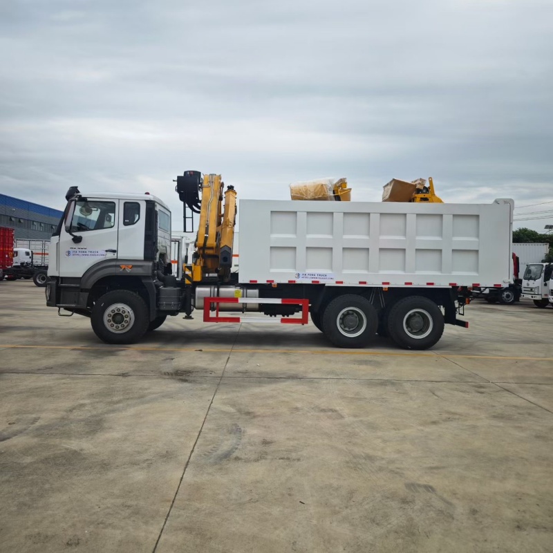 Самосвал HOWO 6x4 мощностью 400 л.с. с 10-тонным 5-секционным складным стреловым краном XCMG.