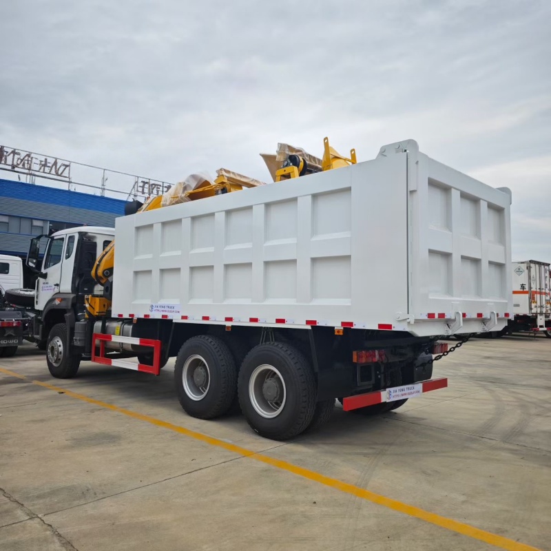 Самосвал HOWO 6x4 мощностью 400 л.с. с 10-тонным 5-секционным складным стреловым краном XCMG.