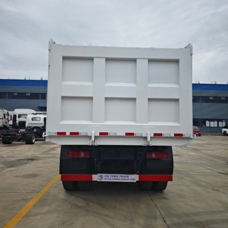 Самосвал HOWO 6x4 мощностью 400 л.с. с 10-тонным 5-секционным складным стреловым краном XCMG.
